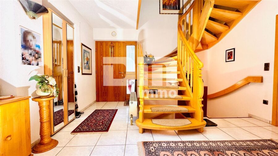 Einfamilienhaus mit Einliegerwohnung in Traumlage mit Terrasse, Naturgarten und Garage - EG Flur / Diele / Treppenaufgang